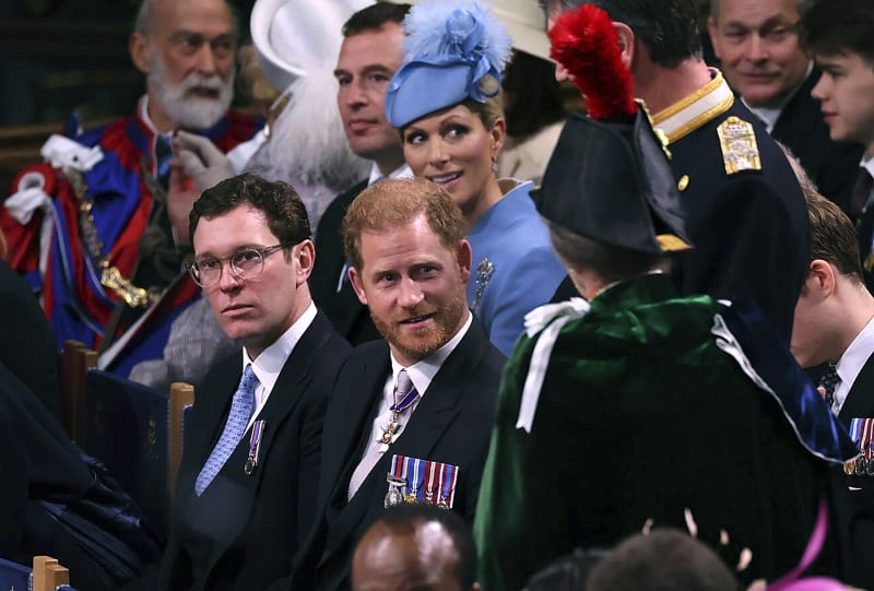 Princ Harry hned po korunovaci odjel na letiště.
