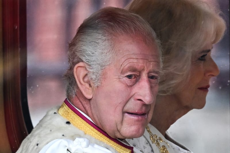 Král Karel III. přijíždí na korunovaci.