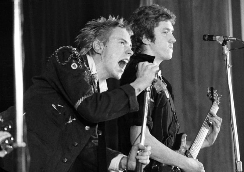 Sex Pistols zpívající God Save the Queen v druhé polovině 70. let.