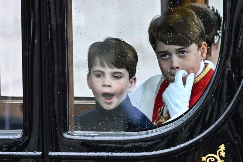 Princové Louis a George v kočáře.