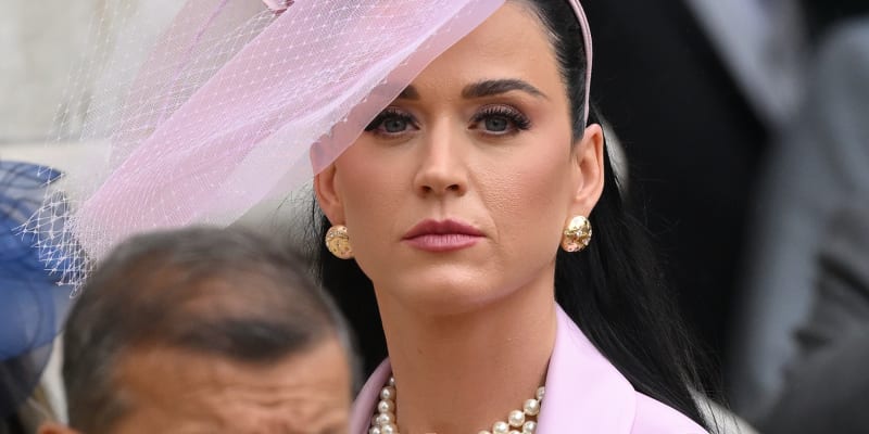 Americká zpěvačka Katy Perry na korunovaci krále Karla III. předvedla celou sérii trapasů.