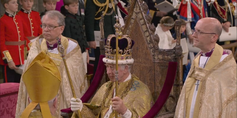 Král Karel III. byl korunován.