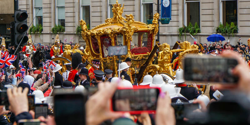 Královský kočár s králem Karlem III. a jeho manželkou Camillou projíždí po korunovaci centrem Londýna.