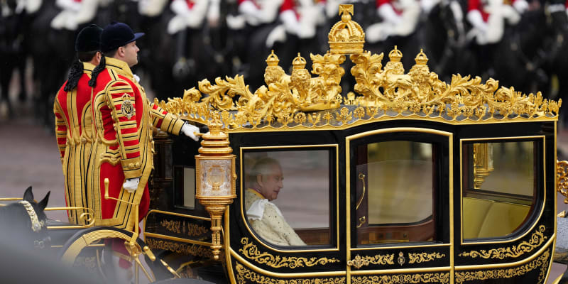 Král Karel ve slavnostním kočáře