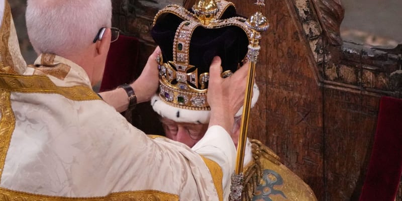 První chvíle krále Karla III. s korunou.