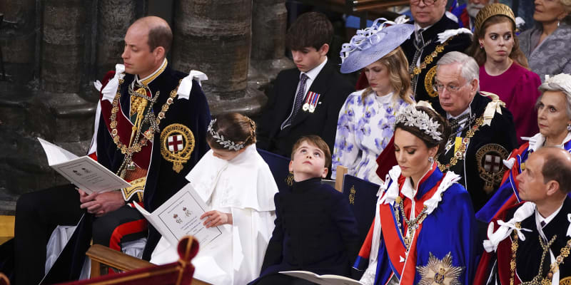 Královská rodina během korunovace