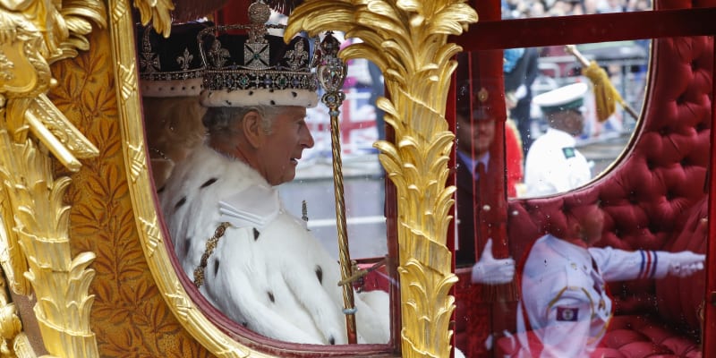 Král Karel III. ve zlatém kočáře