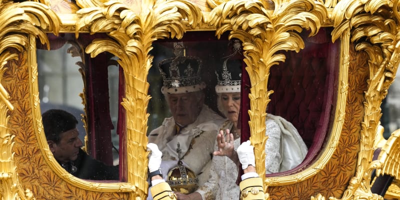 Královský pár se vrátil zpátky do paláce.