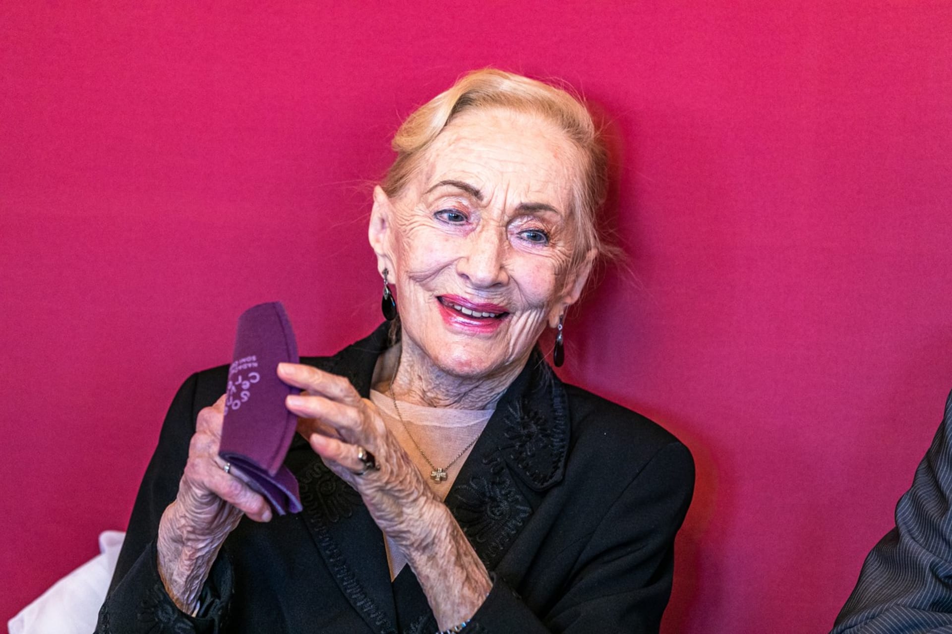 Opěrní pěvkyně Soňa Červená během oslavy svých 95. narozenin. Byla dámou do poslední chvíle. 