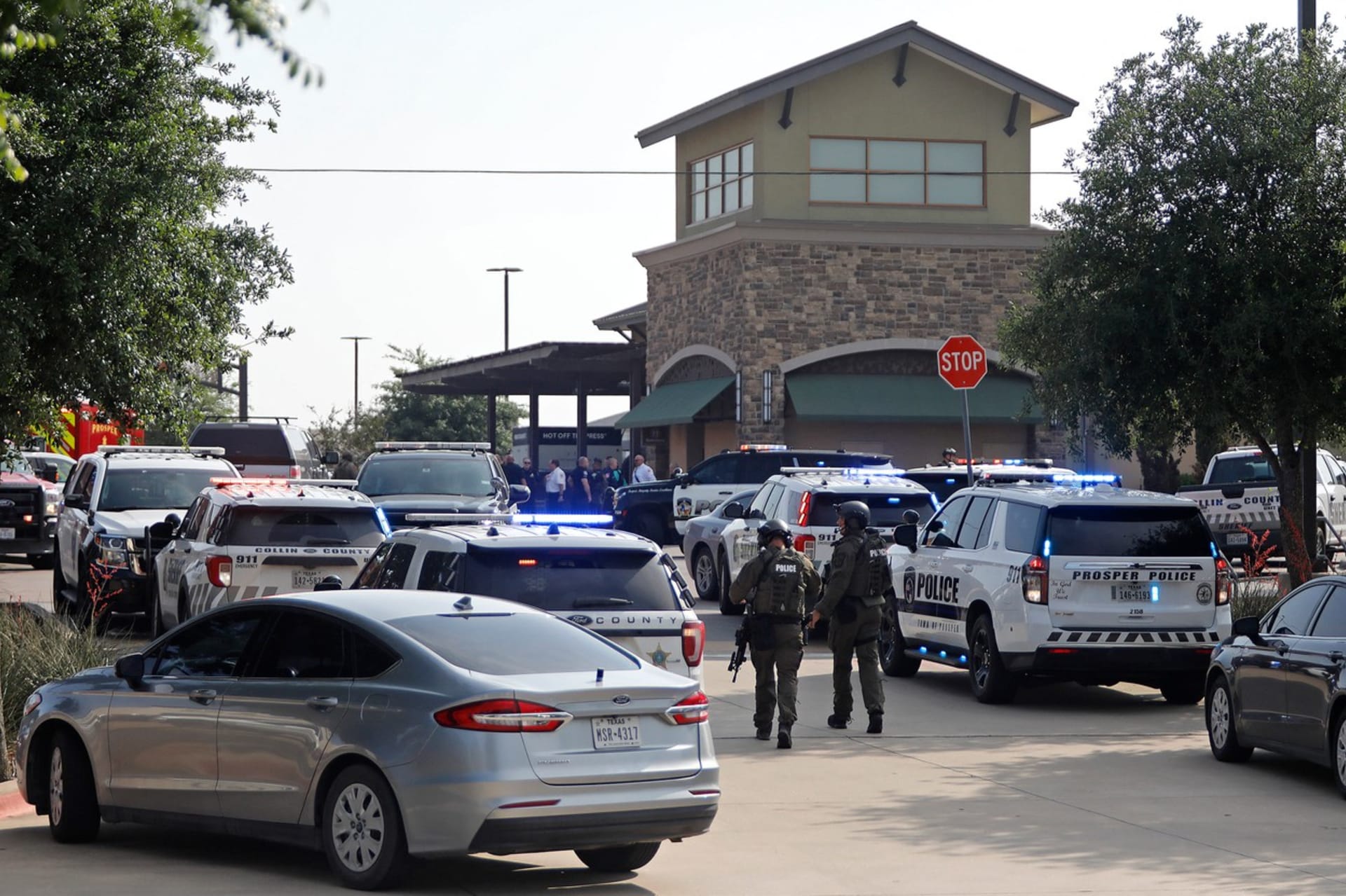 Střelba v nákupním centru poblíž Dallasu si vyžádala několik životů.