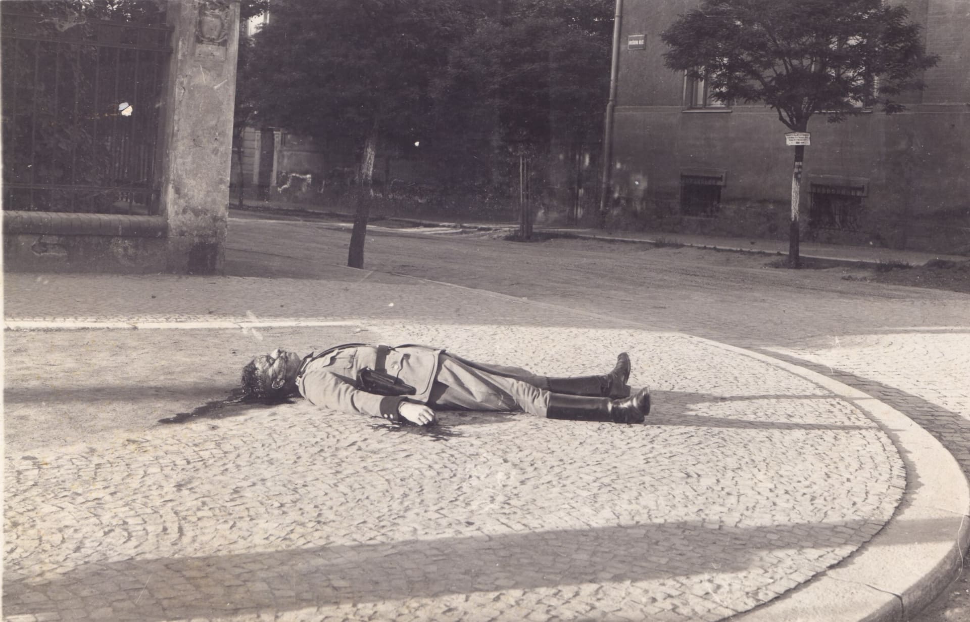 7. června 1939 zastřelili studentští odbojáři František Petr a Jan Smudek německého policistu v Kladně. Na snímku zastřelený policista.