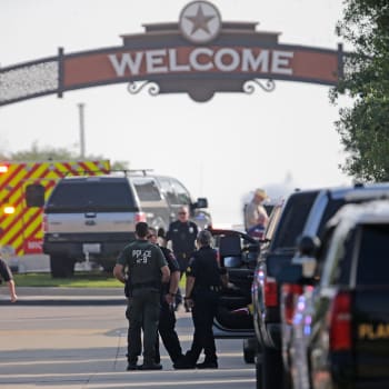 Střelba v nákupním centru poblíž Dallasu si vyžádala několik životů