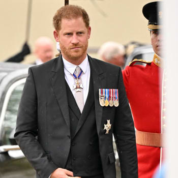 Princ Harry se vřelého přijetí na korunovaci od příbuzných nedočkal.