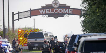 Šel po chodníku a střílel. Útočník poblíž Dallasu zabil osm lidí, mezi oběťmi jsou i děti