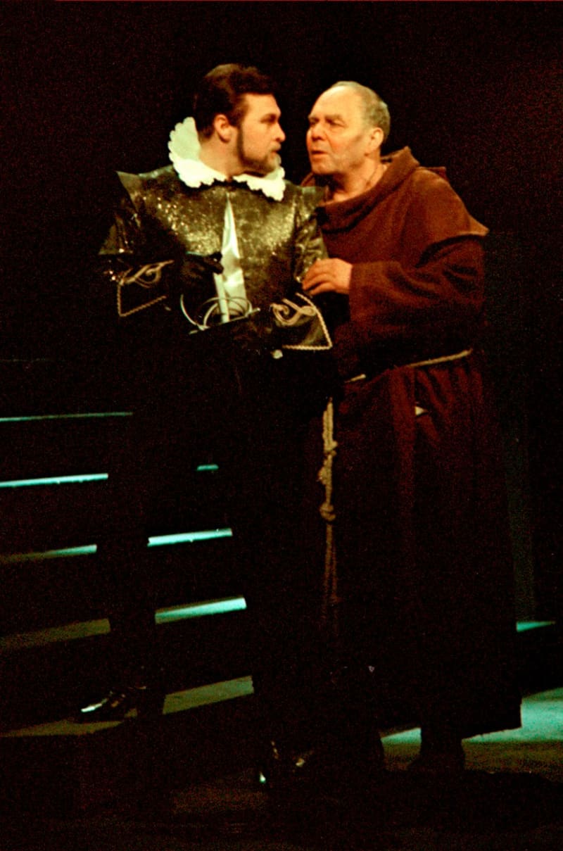 Jan Pivec s Luďkem Munzarem ve hře Don Juan na scéně Národního divadla. 
