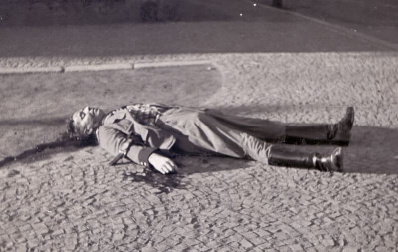 7. června 1939 zastřelili studentští odbojáři František Petr a Jan Smudek německého policistu v Kladně. Na snímku zastřelený policista.