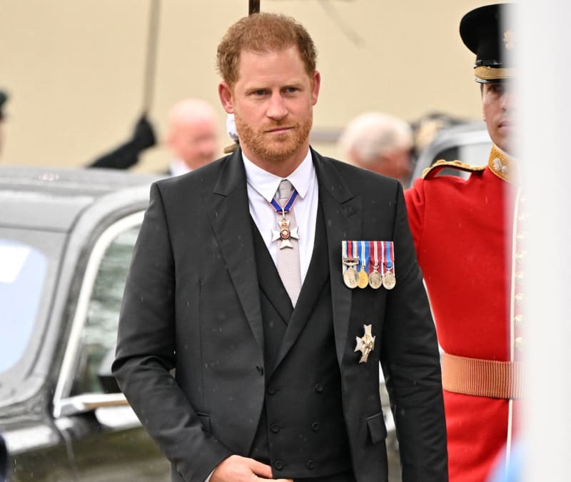 Na nedávnou korunovaci princ Harry dorazil sám bez manželky.