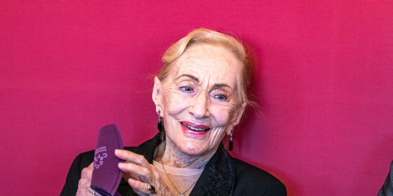 Opěrní pěvkyně Soňa Červená během oslavy svých 95. narozenin. Byla dámou do poslední chvíle. 