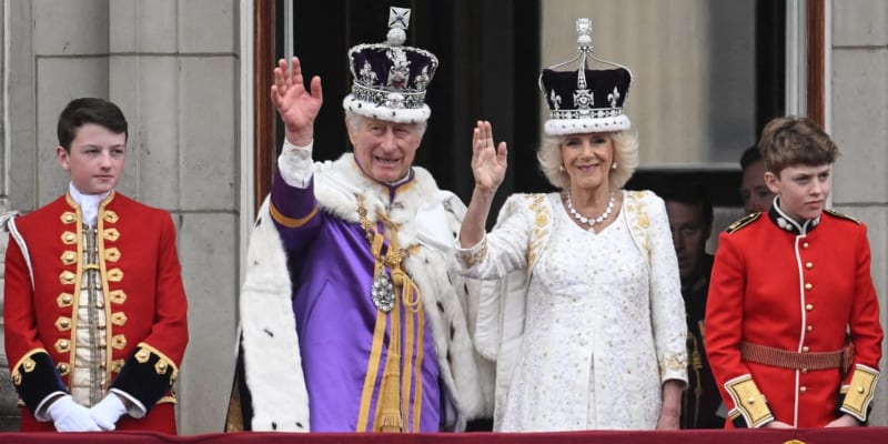 Královský pár pozdravil příznivce.