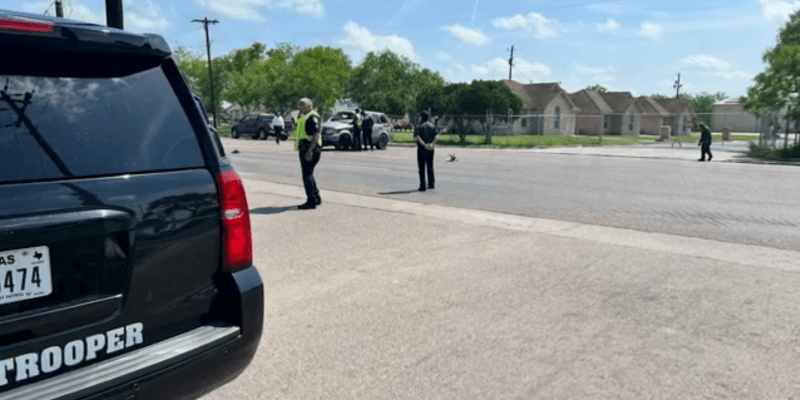 Auto najelo do lidí na autobusové zastávce v texaském Brownsville.