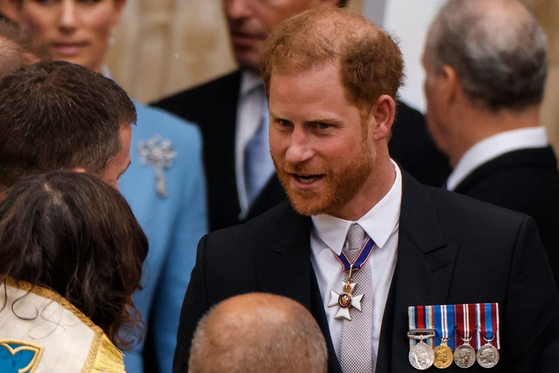 Princ Harry na korunovaci svého otce Karla III.