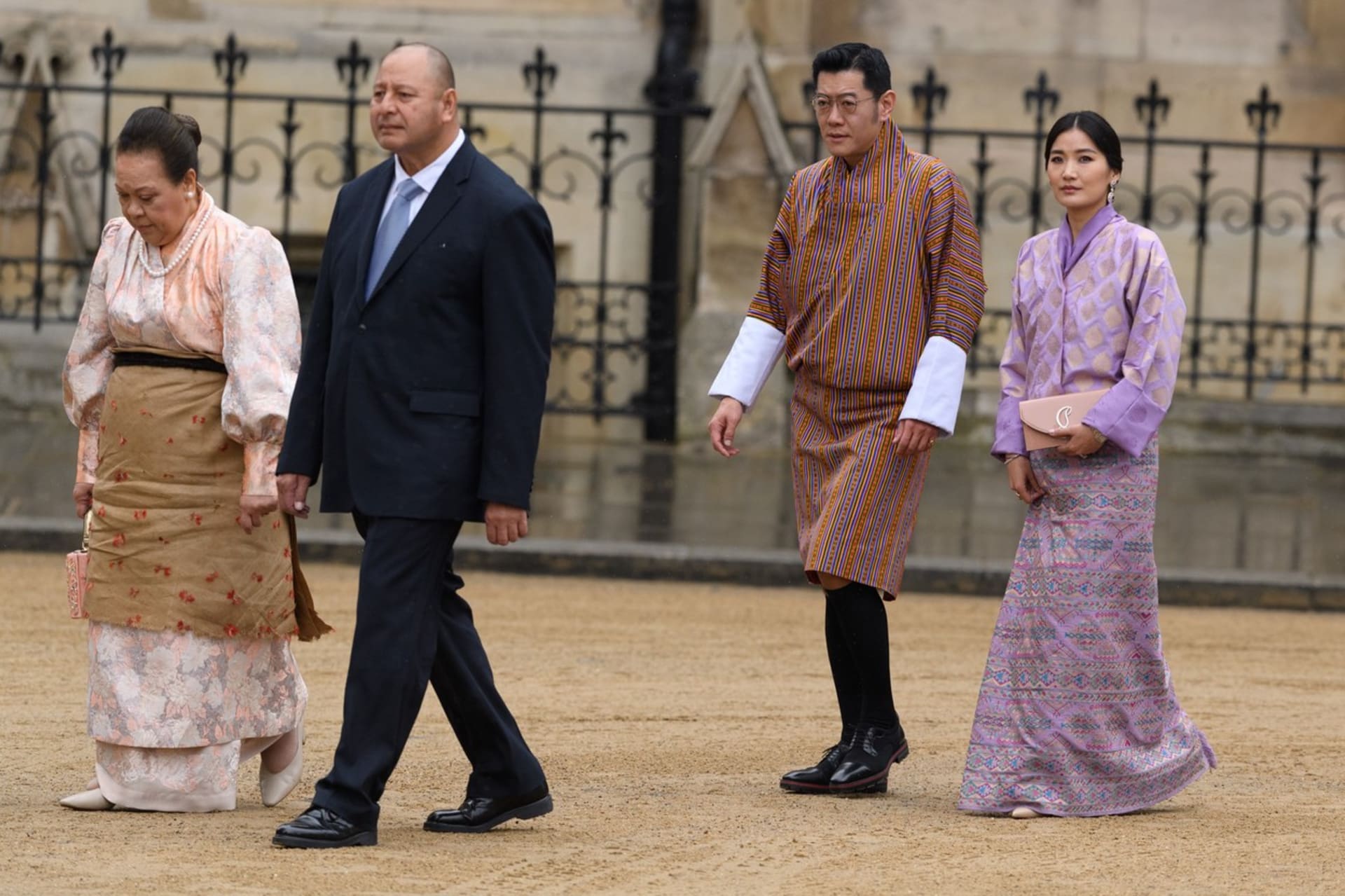 Královské páry z Tongy a Bhútánu dorazily na korunovaci v tradičních krojích (6. 5. 2023).