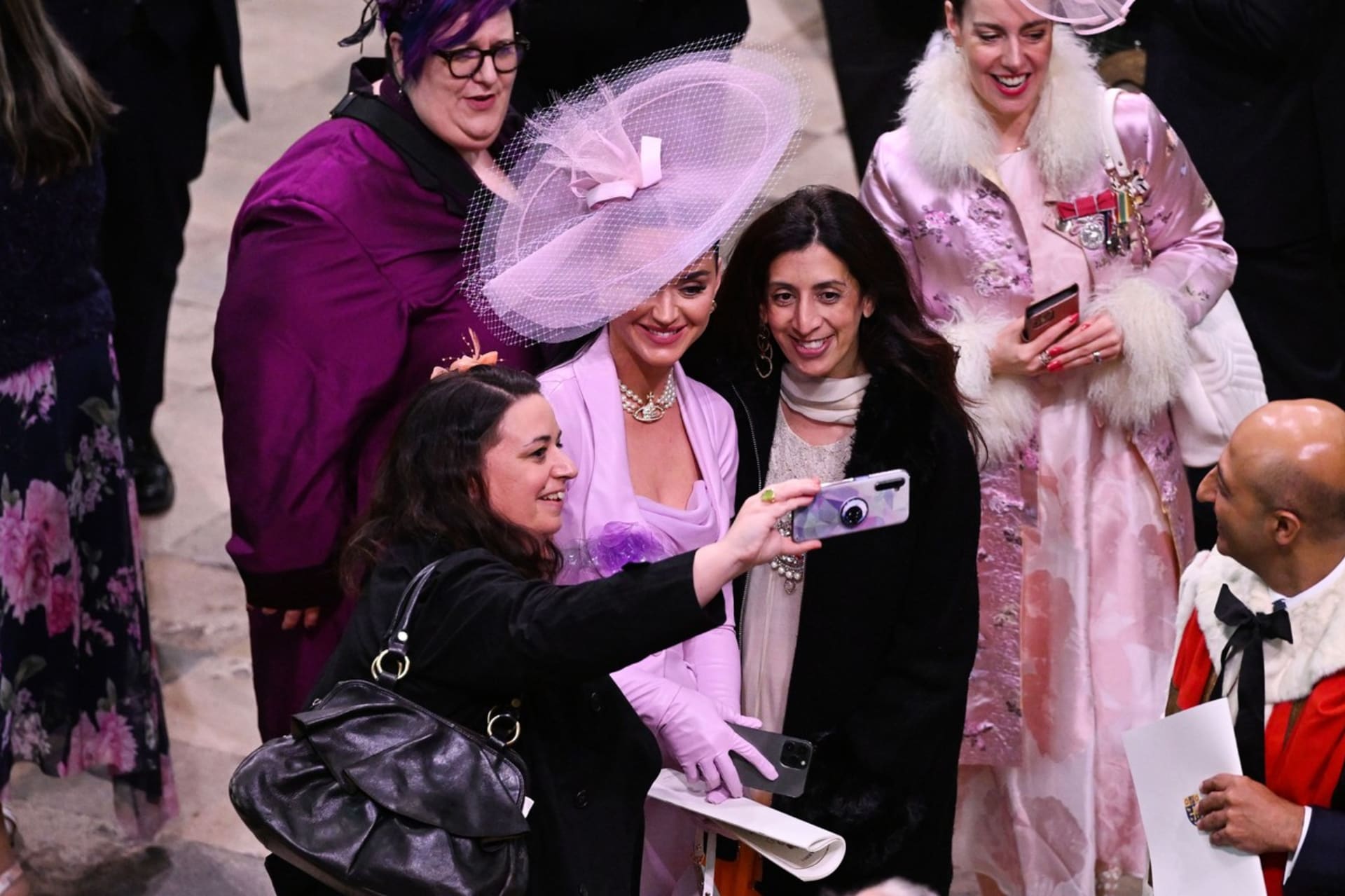 I v záplavě vzácných hostů z celého světa Katy Perry našla fanoušky, kteří si s ní chtěli udělat selfie.