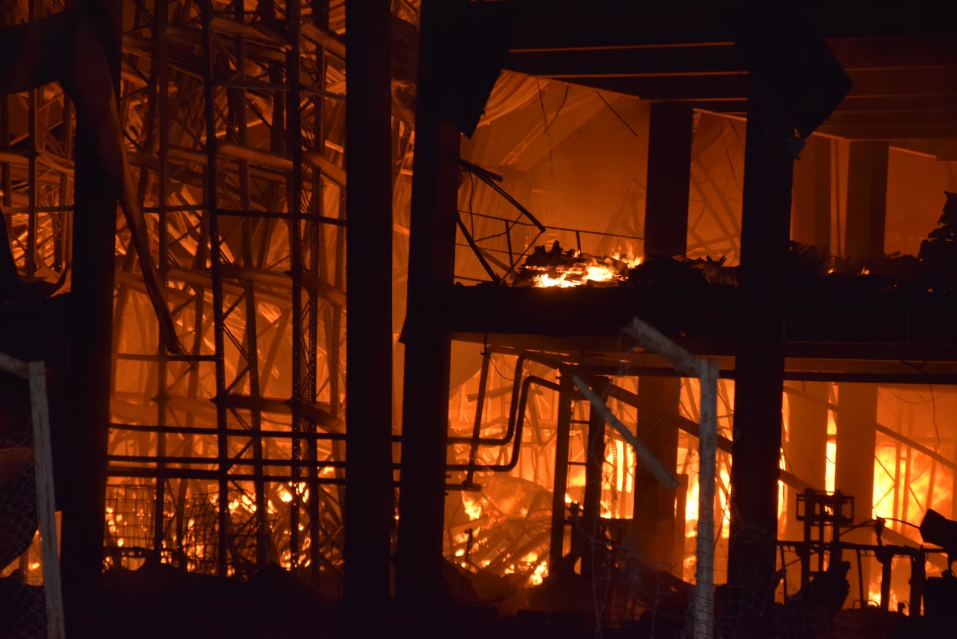 Raketový útok v Oděse způsobil požár (8. 5. 2023).