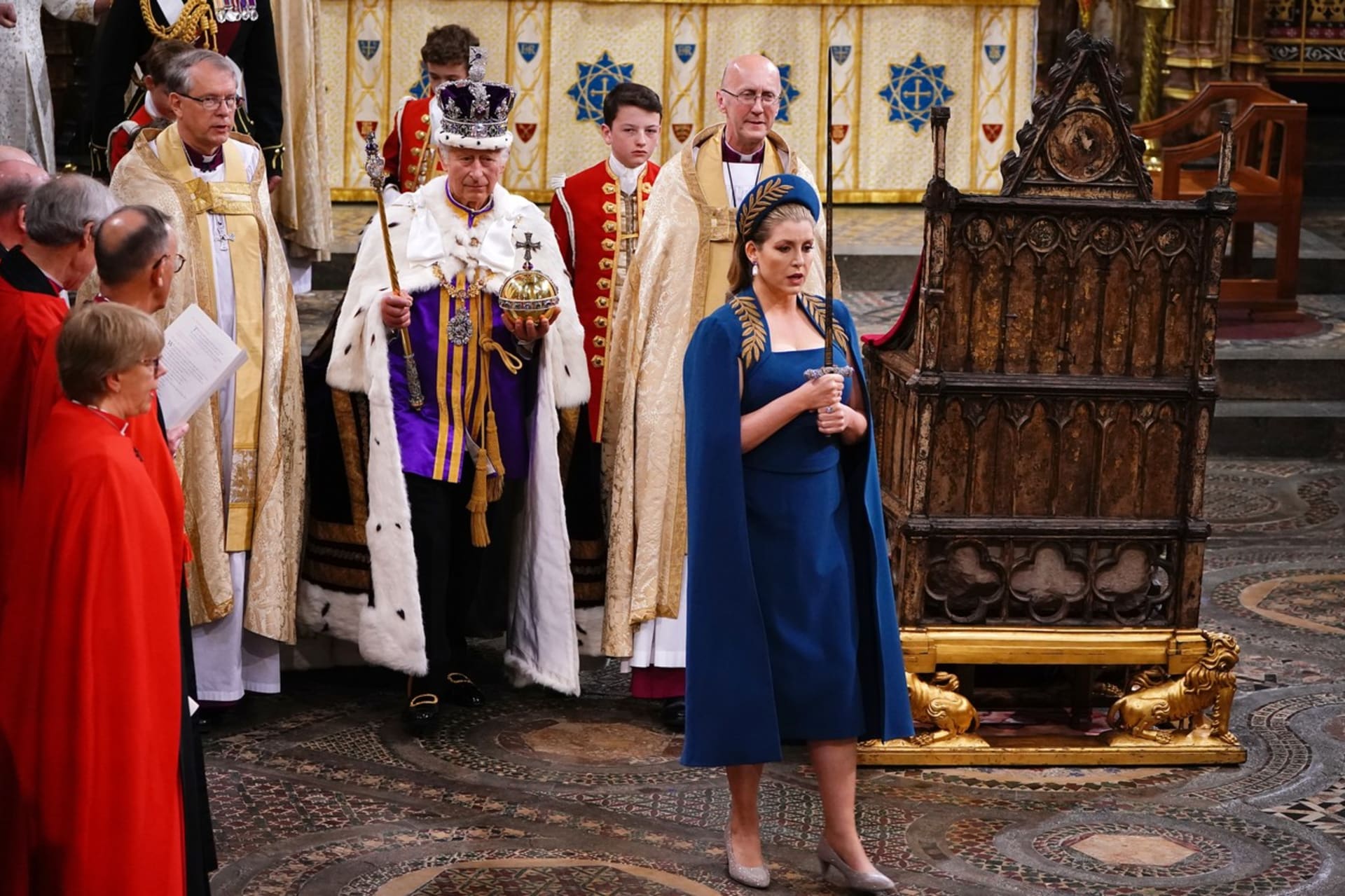 Velkou roli a pozornost médií si během korunovace užila vůdkyně britské Dolní sněmovny Parlamentu Penny Mordanutová (v modrých šatech).