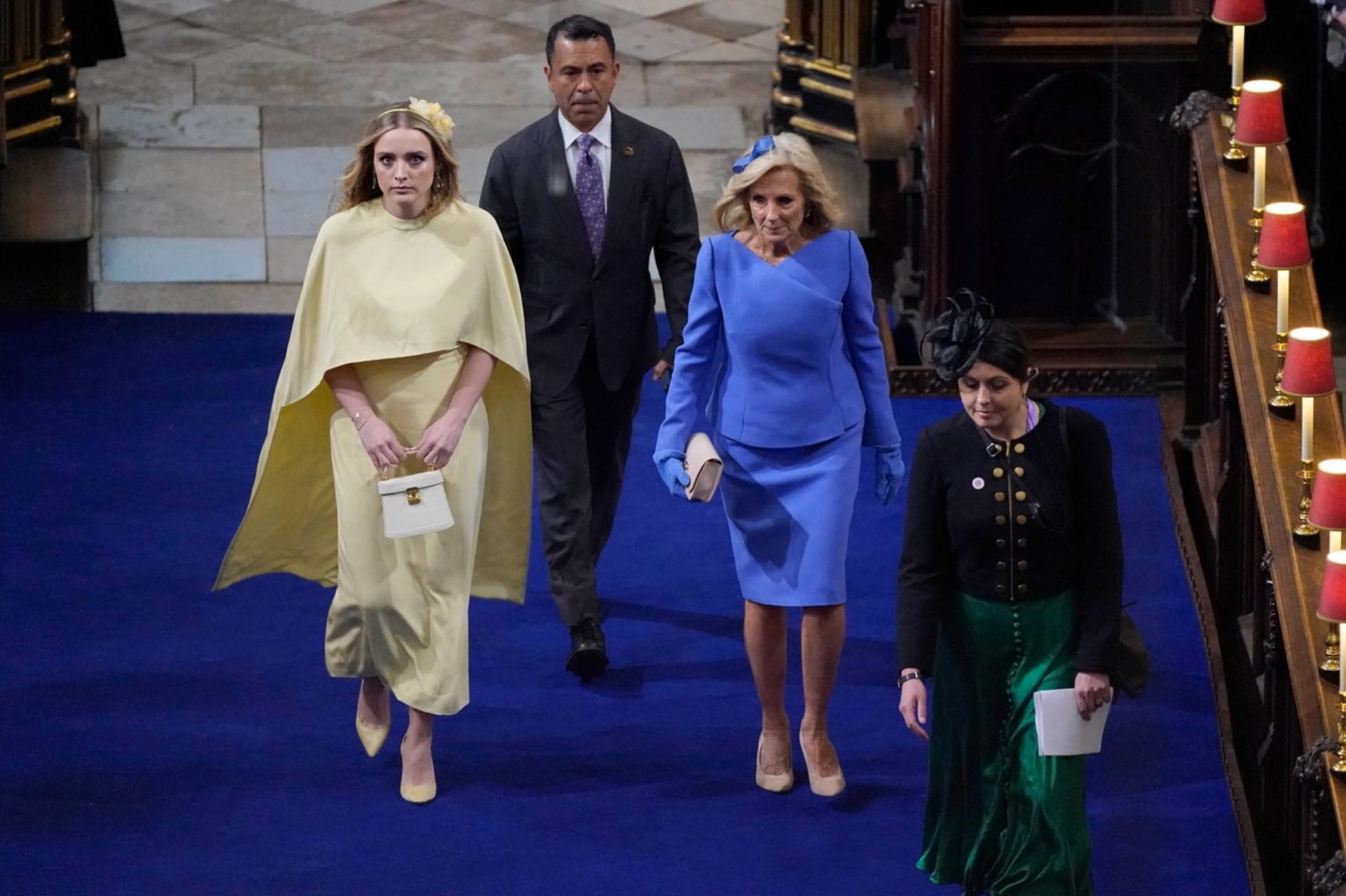 První dáma USA Jill Bidenová zaujala outfitem během korunovace britského krále Karla III. Stejně tak její dcera Finnegan.