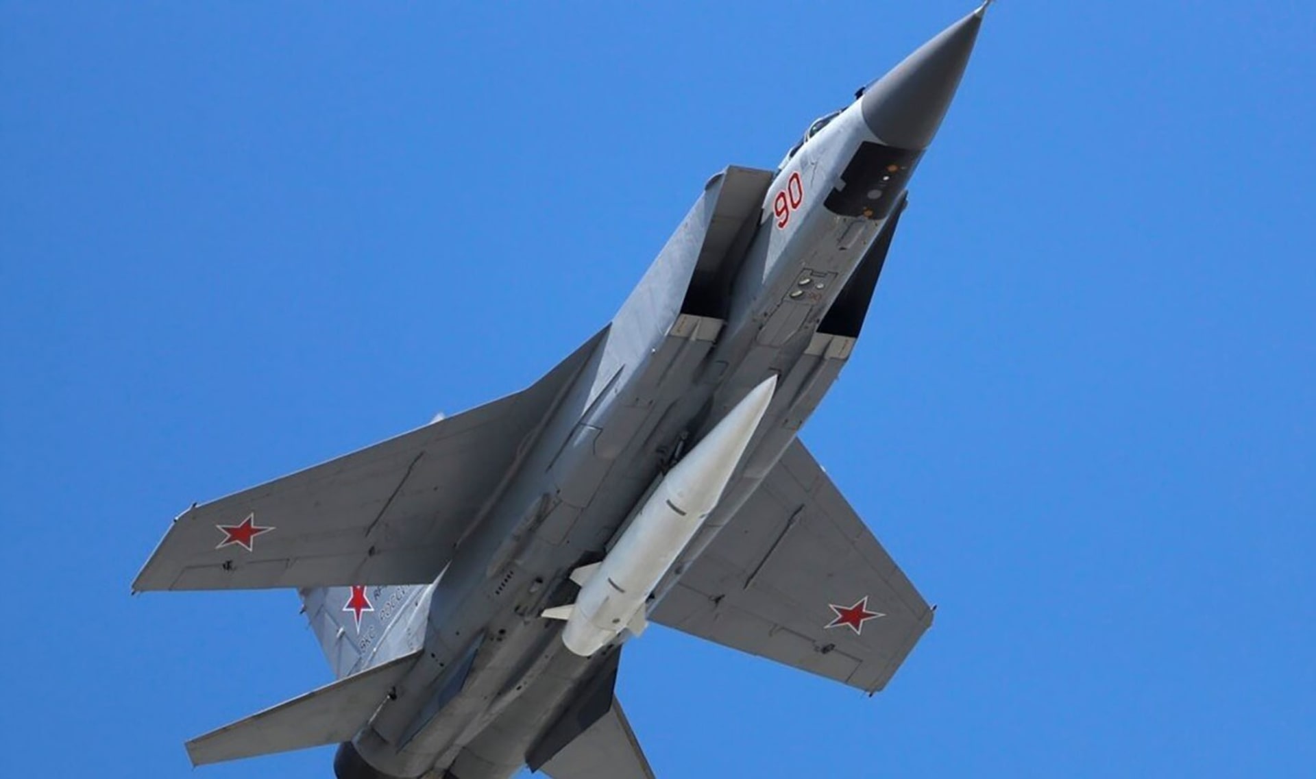Ruská stíhačka vybavená hypersonickou střelou Kinžal