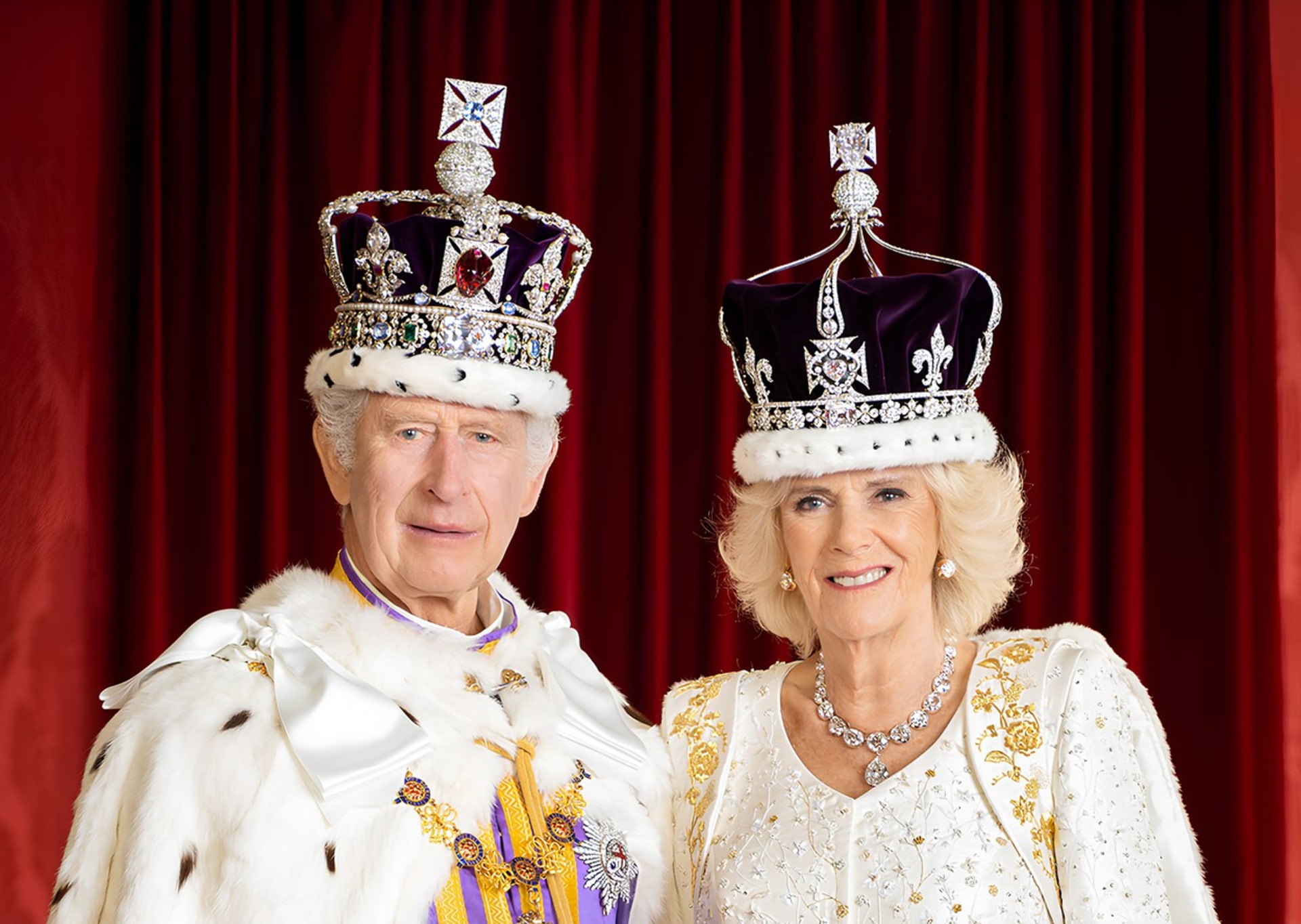 Buckinghamský palác zveřejnil oficiální portrét krále Karla III. a jeho chotě královny Camilly.
