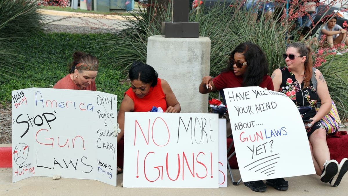 Lidé protestují po střelbě u Dallasu za zákaz zbraní