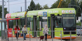 Děsivý incident na zastávce v Plzni. Tramvaj přivřela ženě ruku, s sebou ji táhla stovky metrů