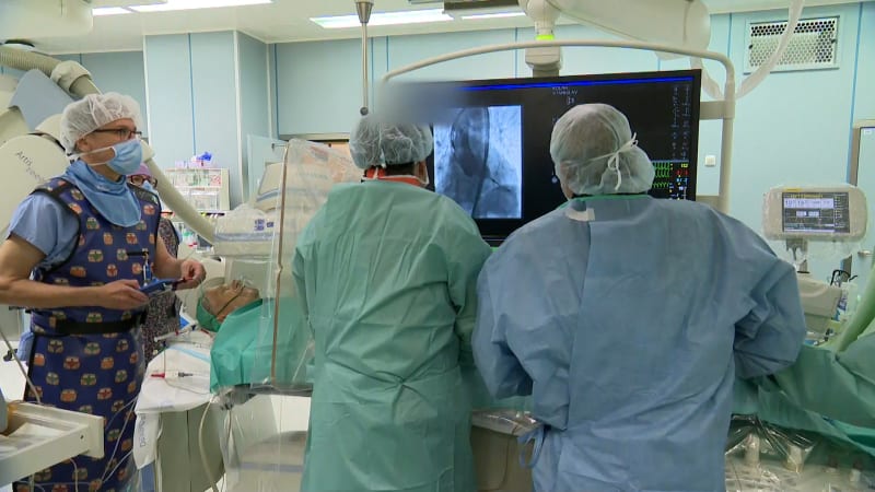 Štáb CNN Prima NEWS byl na sále u operace, při níž se měnila srdeční chlopeň skrze třísla.