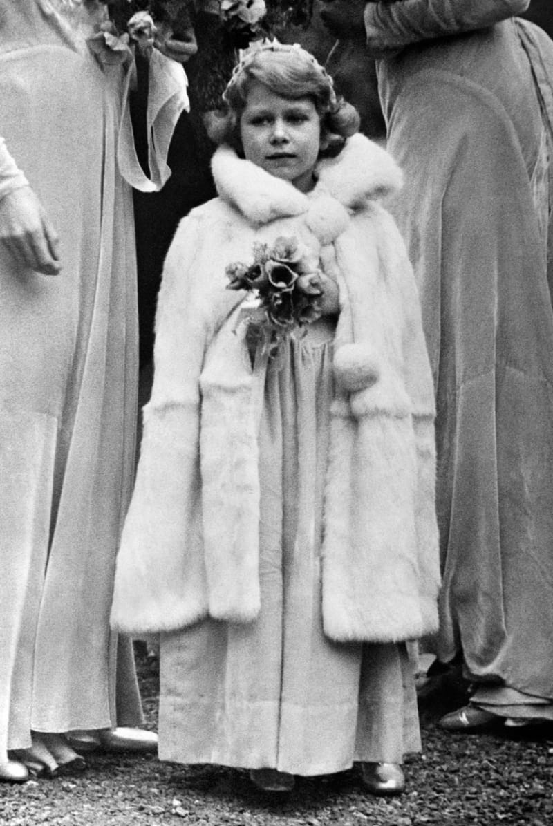 I Alžběta II. svými oděvy a vychováním přitahovala pozornost už jako malá.