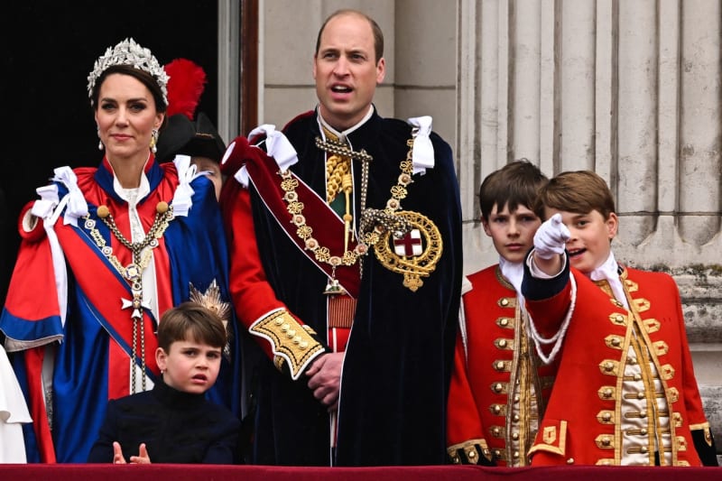 Prinezna Kate a princ William s dětmi vždy vystupují jako spořádaná a šťastná rodina.