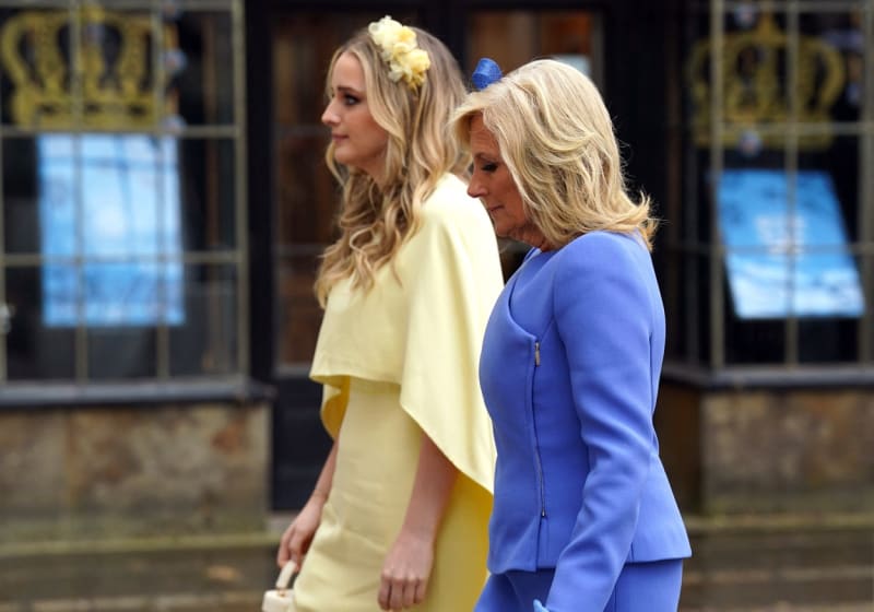 První dáma USA Jill Bidenová zaujala outfitem během korunovace britského krále Karla III. Stejně tak její dcera Finnegan.