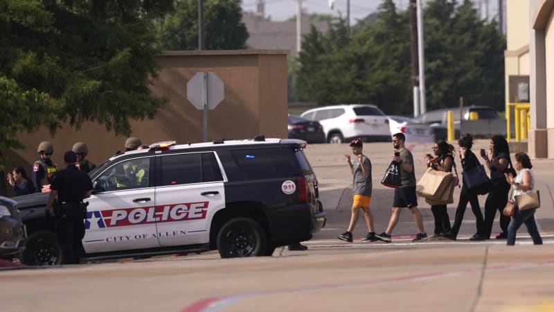Policisté v Texasu zasahovali proti střelci zabíjejícímu před nákupním centrem.