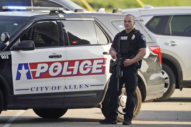 Policisté v Texasu zasahovali proti střelci zabíjejícím před nákupním centrem.