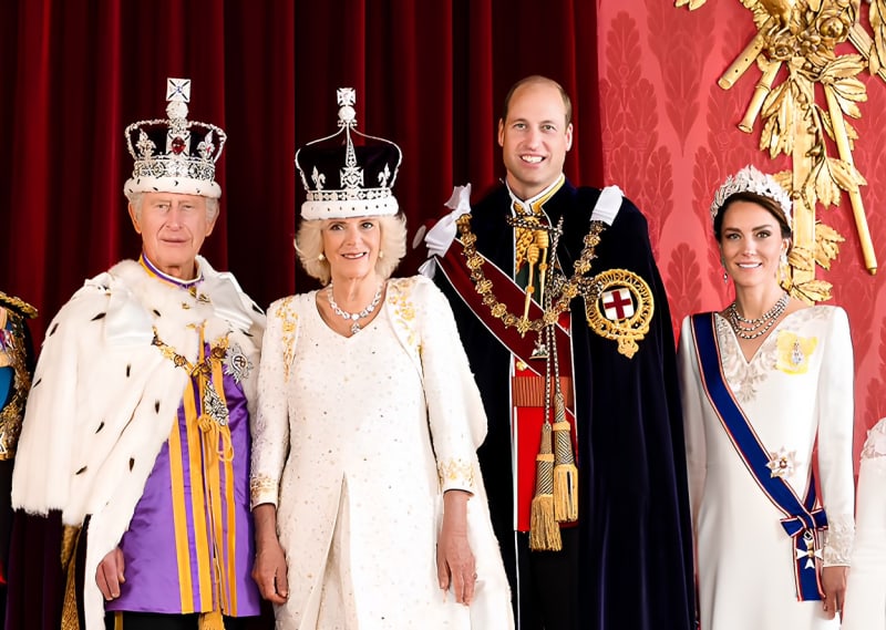 Buckinghamský palác zveřejnil oficiální portrét krále Karla III. a jeho chotě královny Camilly.
