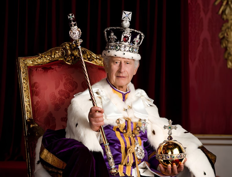 Buckinghamský palác zveřejnil oficiální portrét krále Karla III.
