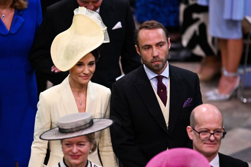 Britská média si během korunovace hojně všímala i Pippy Middletonové, sestry princezny z Walesu Catherine.