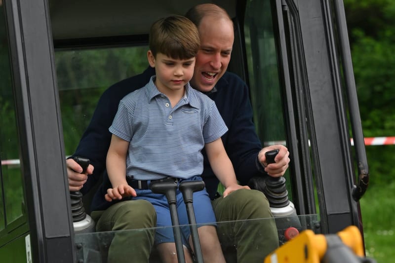 Princ William a jeho manželka Catherine se svými dětmi navštívili skautský oddíl ve Sloughu nedaleko Windsoru. 