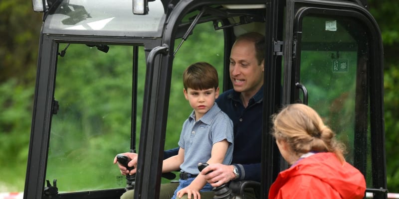 Princ William a jeho manželka Catherine se svými dětmi navštívili skautský oddíl ve Sloughu nedaleko Windsoru. 