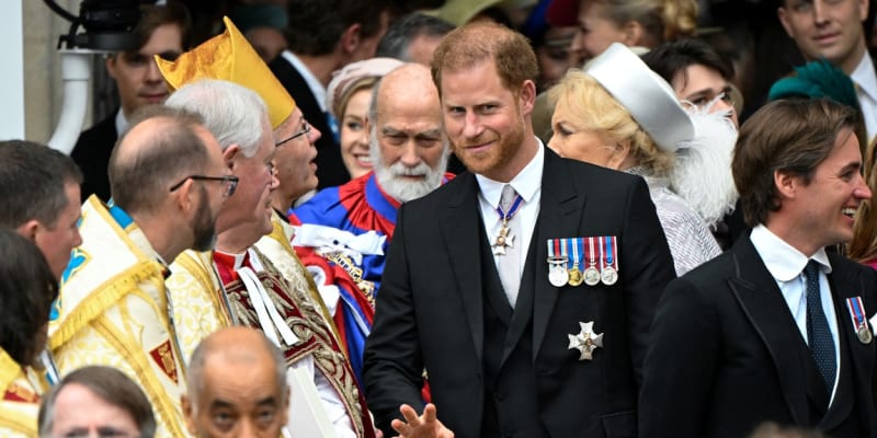 Princ Harry na korunovaci svého otce Karla III.