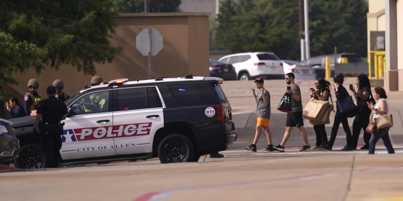 Policisté v Texasu zasahovali proti střelci zabíjejícímu před nákupním centrem.