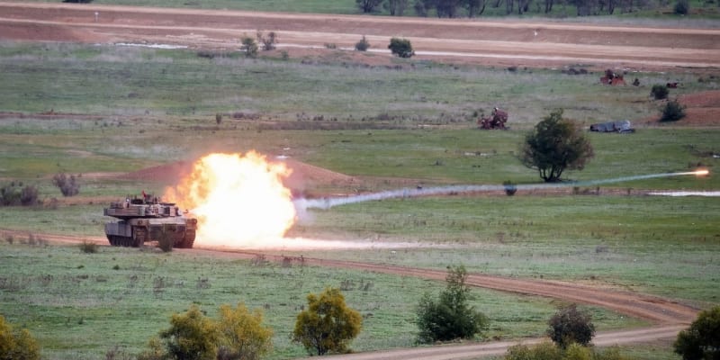 Tank Abrams během armádní demonstrace úderné síly v Puckapunyal
