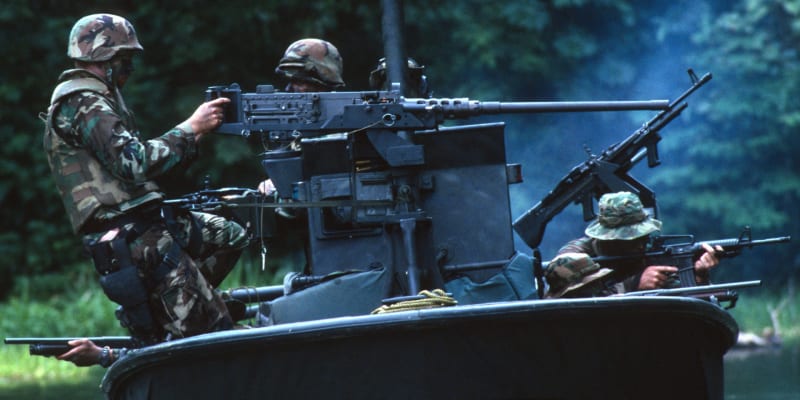 Kulomet M2 Browning během cvičení americké armády v Panamě (1994)