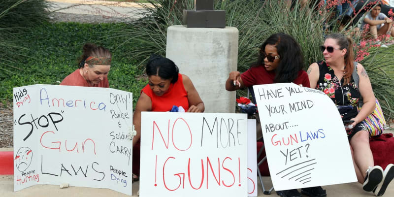 Lidé protestují po střelbě u Dallasu za zákaz zbraní.